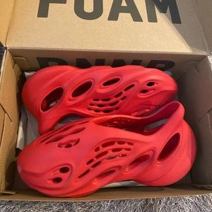 YEEZY FOAM RUNNER RED